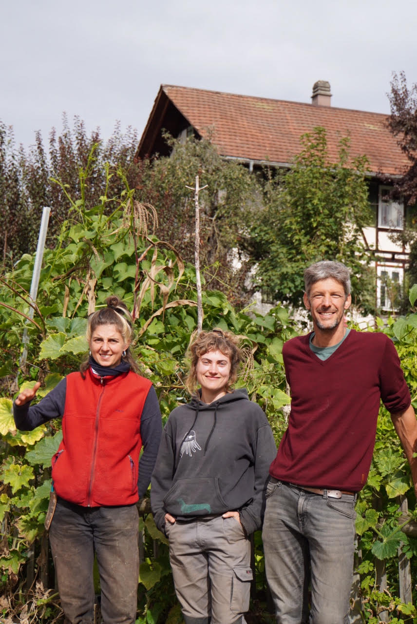 Teambild mit Garten im Hintergrund