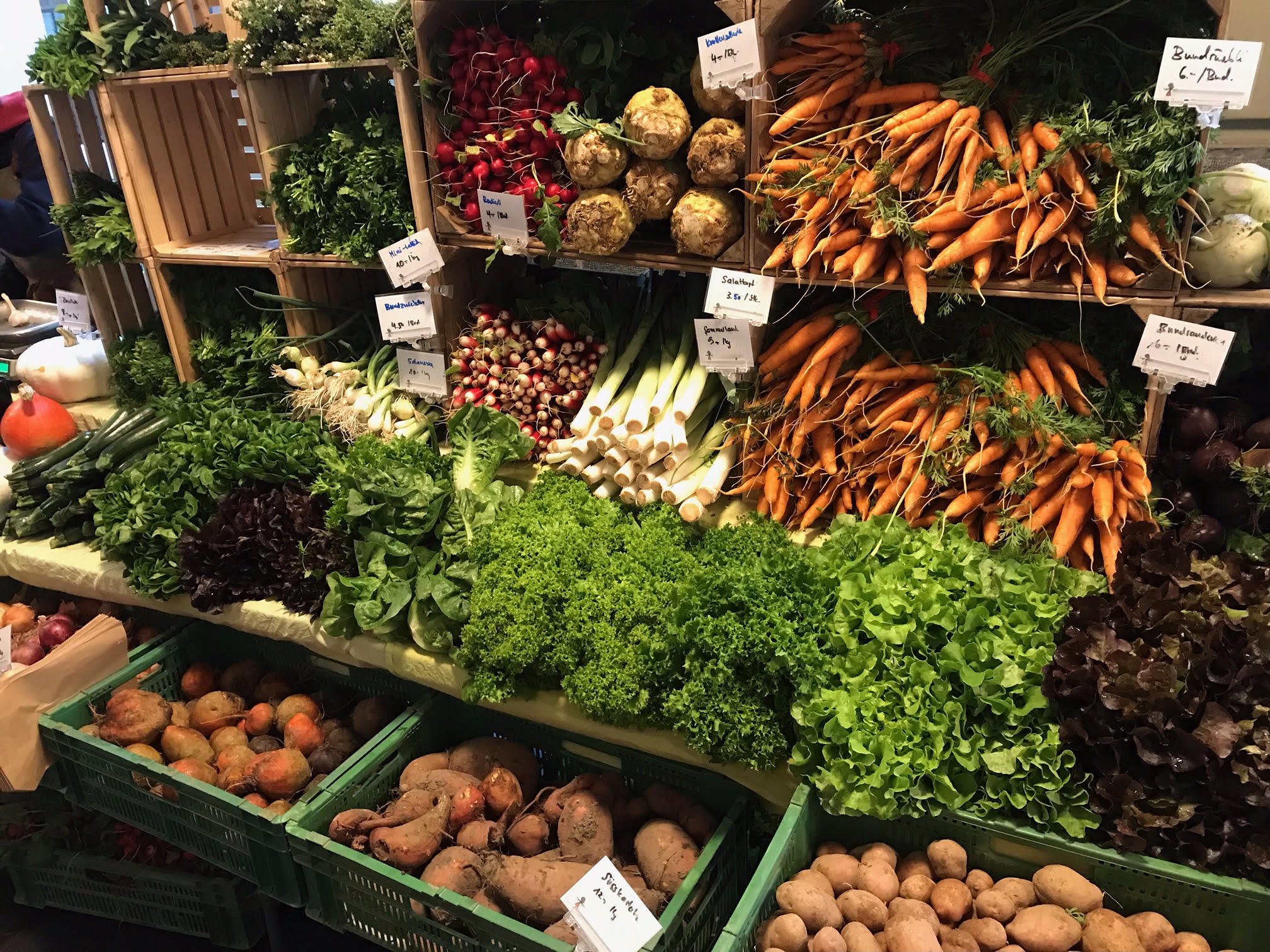 legummes Marktstand mit frischem Gemüse