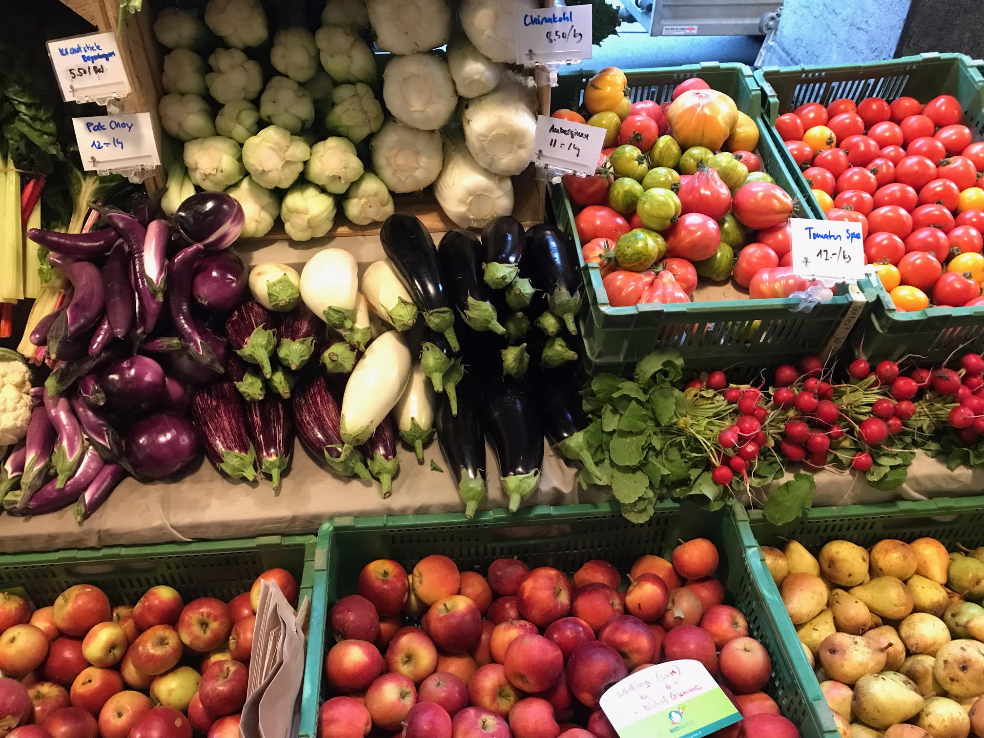 Marktstand mit buntem Gemüse und Tomaten