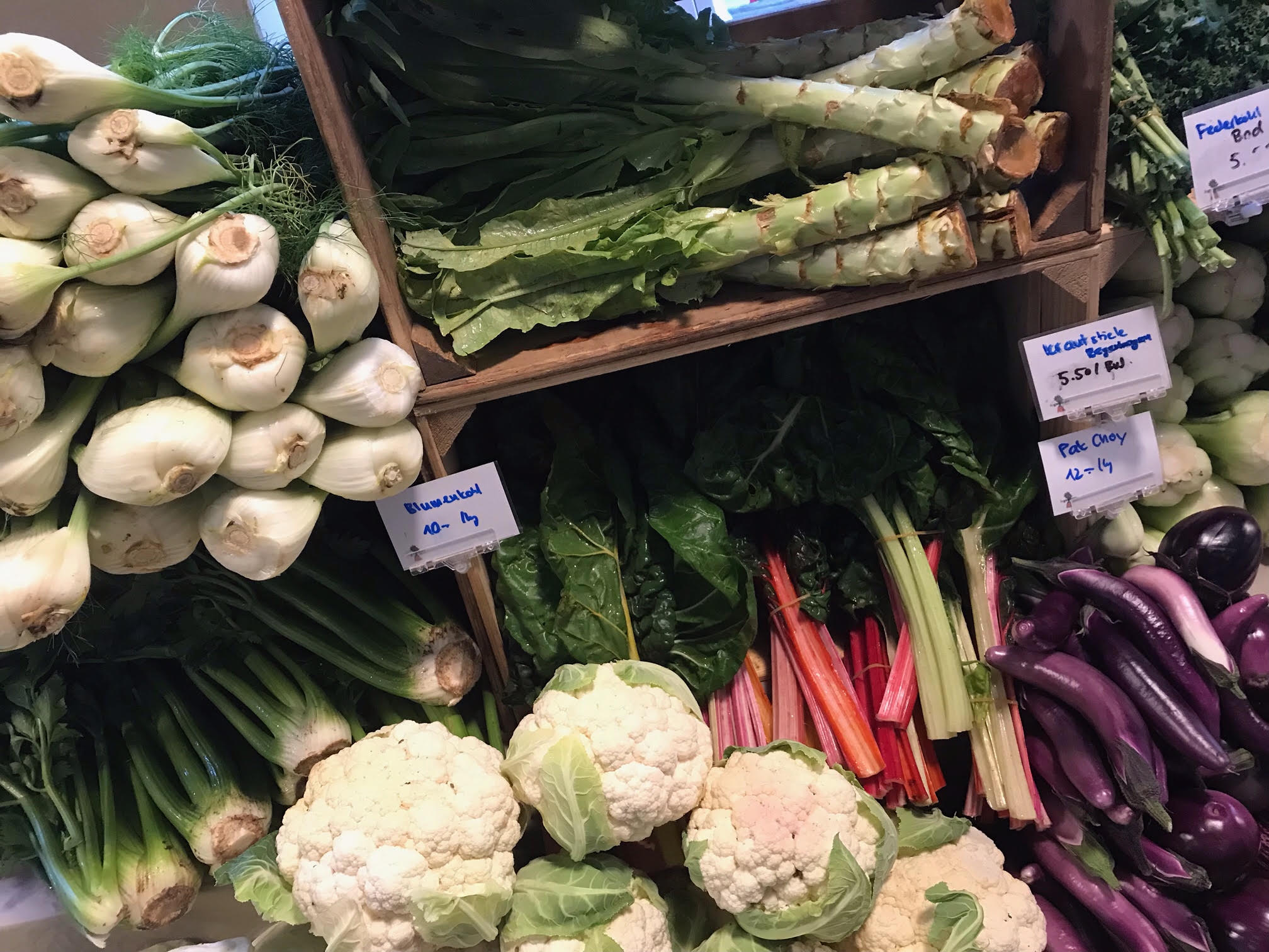 Fenchel, Blumenkohl und Rhabarber am Marktstand
